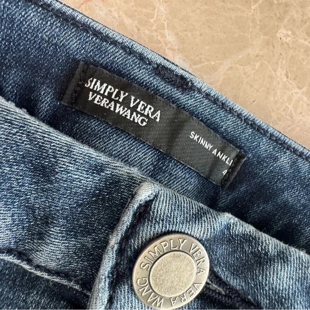 Vera Wang Skinny Ankle Jeans Medium Wash Size 4 Stretch Denim - Picture 2 of 2